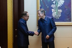 Malaysian prime minister Anwar Ibrahim met with US secretary of state Antony Blinken on the sidelines of ASEAN summits in October 2024. Compared to his active diplomacy with China, Anwar’s approach towards the Biden administration has been more cautious. Image from Wikimedia Commons.